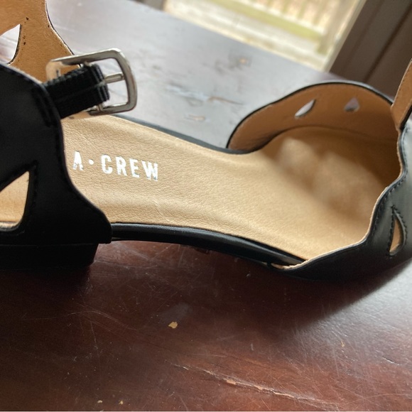 Cute low heel. New condition still has original stickers on bottom  no scuffs. - Picture 6 of 7